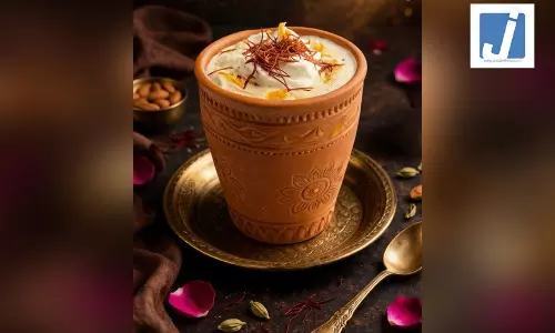 Lassi: शरीर के तापमान को नियंत्रित करने वाला नेचुरल ड्रिंक है लस्सी, जानें पीने का सही समय