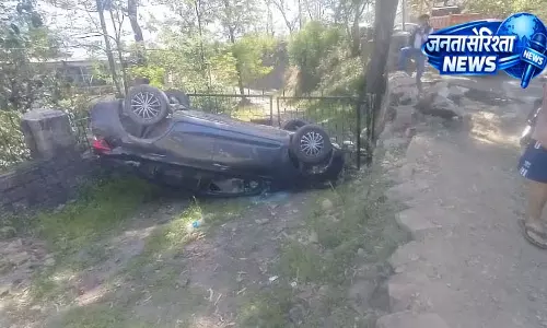 नौणी पंचायत में सड़क हादसा, स्टीयरिंग लॉक होने से कार अनियंत्रित होकर नीचे गिरी