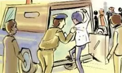 Farrukhabad: पुलिस ने ई-रिक्शा चालक से तमंचा बरामद किया Farrukhabad: पुलिस ने ई-रिक्शा चालक से तमंचा बरामद किया