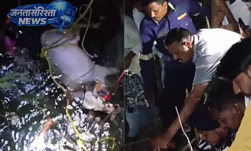 Waluj : कुएं में गिरा सांड, फायर ब्रिगेड ने दो घंटे चले रेस्क्यू ऑपरेशन में बचाया Waluj : कुएं में गिरा सांड, फायर ब्रिगेड ने दो घंटे चले रेस्क्यू ऑपरेशन में बचाया