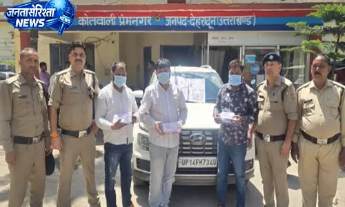 डेबिट कार्ड बदलकर लोगों से की ठगी, गिरोह का भंडाफोड़, तीन गिरफ्तार डेबिट कार्ड बदलकर लोगों से की ठगी, गिरोह का भंडाफोड़, तीन गिरफ्तार