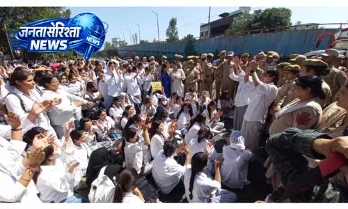 GCW Gandhi Nagar के छात्र सुरक्षा और जिम्मेदारी के लिए सड़कों पर उतरे