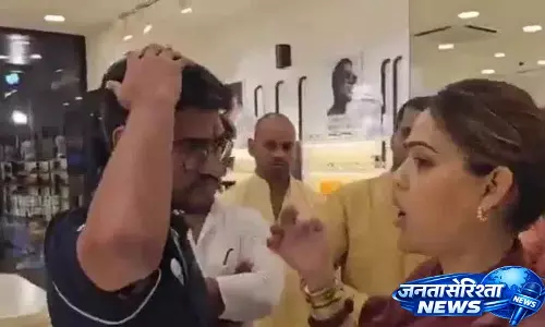 Lenskart विरोध प्रदर्शन में बीजेपी नेता ने हिंदू कर्मचारियों को थप्पड़ मारा, चूड़ियां बांधीं Lenskart विरोध प्रदर्शन में बीजेपी नेता ने हिंदू कर्मचारियों को थप्पड़ मारा, चूड़ियां बांधीं