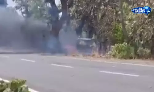 एक्सीडेंट के बाद बोलेरो में लगी आग, ड्राइवर को नींद आने से हादसा एक्सीडेंट के बाद बोलेरो में लगी आग, ड्राइवर को नींद आने से हादसा