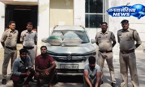3 लाख की गांजा के साथ 3 तस्कर गिरफ्तार, कार जब्त 3 लाख की गांजा के साथ 3 तस्कर गिरफ्तार, कार जब्त