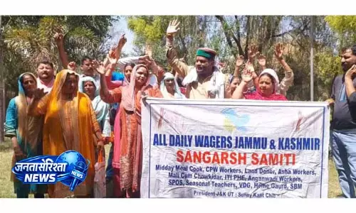 Jammu: श्रमिकों ने बेहतर मजदूरी और सामाजिक सुरक्षा के लिए आवाज उठाई