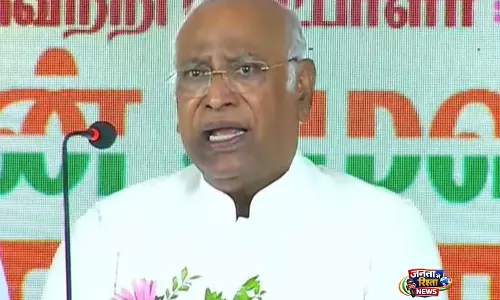 तमिलनाडु में खड़गे ने कहा, महिला आरक्षण को परिसीमन से जोड़कर BJP ने खतरनाक खेल खेला है तमिलनाडु में खड़गे ने कहा, महिला आरक्षण को परिसीमन से जोड़कर BJP ने खतरनाक खेल खेला है