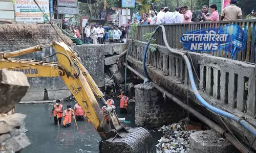 Thane : बाढ़ रोकथाम तेज, 186 किमी ड्रेनेज सफाई का लक्ष्य 31 मई तक Thane : बाढ़ रोकथाम तेज, 186 किमी ड्रेनेज सफाई का लक्ष्य 31 मई तक
