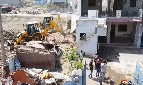 Gujarat: धंधुका में कड़ी सुरक्षा के बीच अतिक्रमण विरोधी अभियान चलाया गया