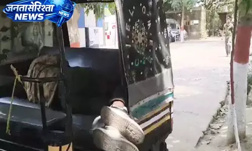 सड़क किनारे खड़ी कार से युवक का शव मिला, बोतलें बरामद