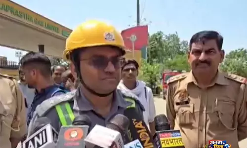 Ghaziabad blaze: गौर चौक के पास मार्केट में लगी आग, 10 फायर टेंडर तैनात Ghaziabad blaze: गौर चौक के पास मार्केट में लगी आग, 10 फायर टेंडर तैनात