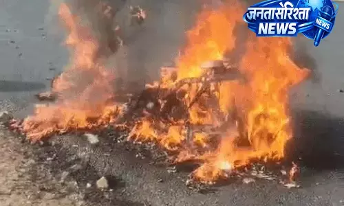 चलती इलेक्ट्रिक स्कूटी में लगी आग, युवक ने कूदकर बचाई जान