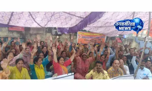 Jammu: फैक्ट्री के गैर-कानूनी बंद होने के विरोध में मजदूरों का धरना जारी