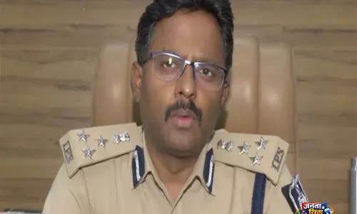 Indore: घर में घुसकर सोने के गहने चुराने के आरोप में 5 पुलिसवाले सस्पेंड, जांच जारी Indore: घर में घुसकर सोने के गहने चुराने के आरोप में 5 पुलिसवाले सस्पेंड, जांच जारी
