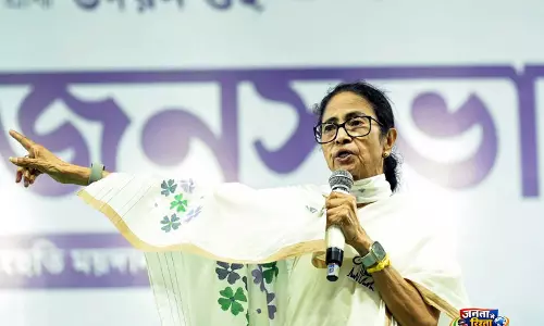 ममता बनर्जी ने आरोप लगाया कि BJP ने फ्लाइट ऑपरेशन में देरी के लिए एयरपोर्ट पर चुने हुए अधिकारियों को भेजा