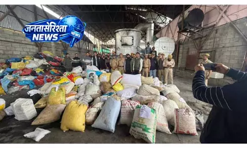 Pulwama: कानून-व्यवस्था बनाए रखने में सुरक्षा बलों की कड़ी मेहनत Pulwama: कानून-व्यवस्था बनाए रखने में सुरक्षा बलों की कड़ी मेहनत