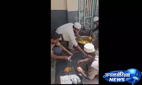 Lucknow अग्निकांड: मदरसे के छात्रों ने प्रभावित परिवारों को खाना परोसा
