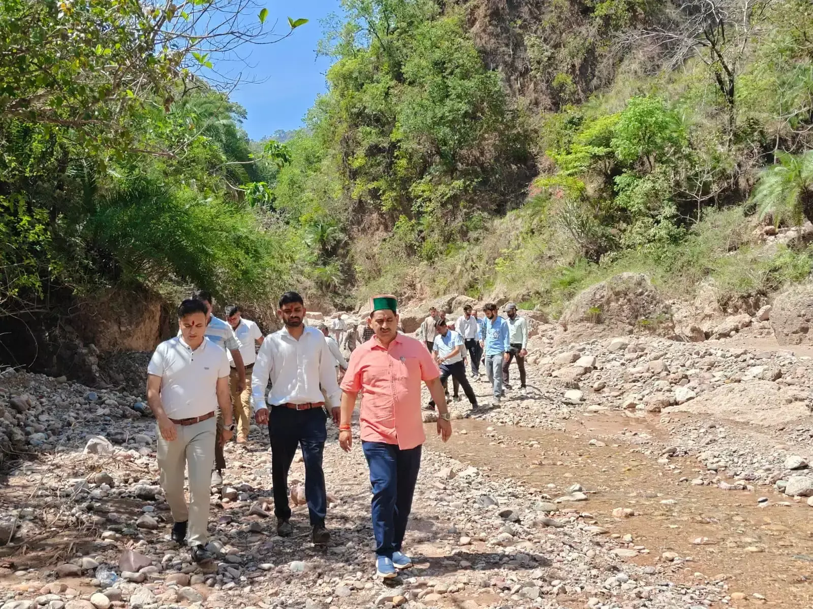 Dharamshala: पैदल निरीक्षण पर निकले उपमुख्य सचेतक, देखी सड़क स्थिति Dharamshala: पैदल निरीक्षण पर निकले उपमुख्य सचेतक, देखी सड़क स्थिति