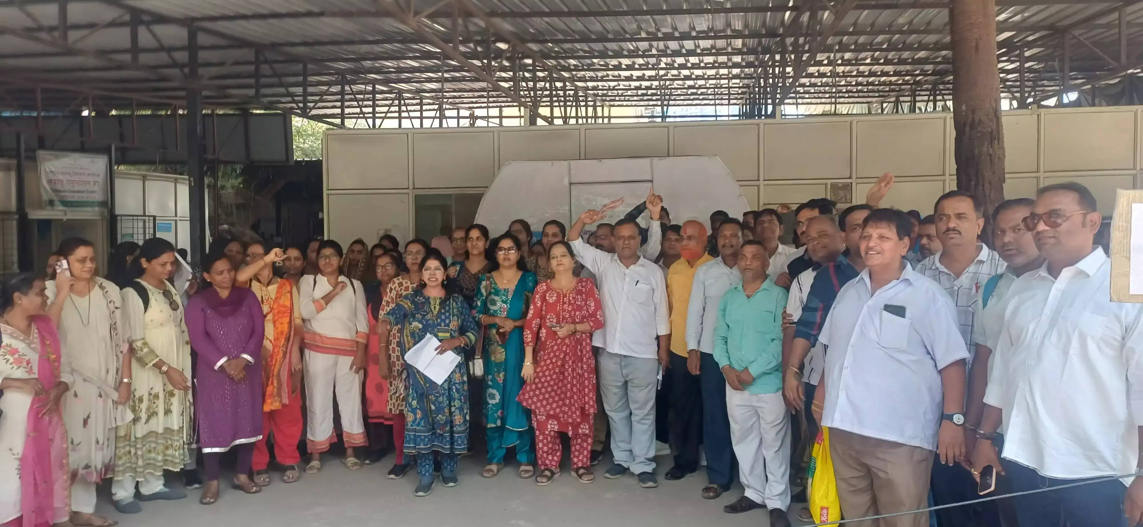 Mumbai: पुरानी पेंशन बहाली की मांग पर सिविल कर्मचारी आंदोलित Mumbai: पुरानी पेंशन बहाली की मांग पर सिविल कर्मचारी आंदोलित