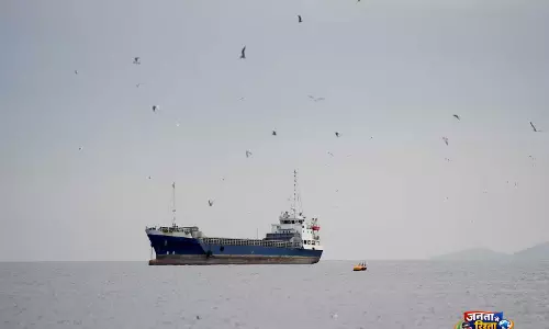 Iranian Supertanker ने 2 मिलियन बैरल कच्चा तेल उतारने के बाद ब्लॉकेड लाइन तोड़ी Iranian Supertanker ने 2 मिलियन बैरल कच्चा तेल उतारने के बाद ब्लॉकेड लाइन तोड़ी