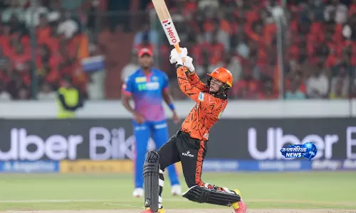 Sunrisers Hyderabad ने पावरप्ले में मचाया धमाल, 90/0 तक पहुंचा स्कोर Sunrisers Hyderabad ने पावरप्ले में मचाया धमाल, 90/0 तक पहुंचा स्कोर