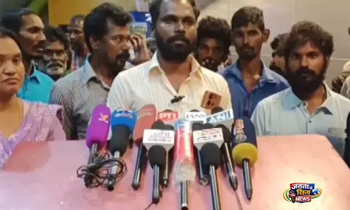 Sri Lanka से रिहा होने के बाद तमिलनाडु के 19 मछुआरे घर लौटे Sri Lanka से रिहा होने के बाद तमिलनाडु के 19 मछुआरे घर लौटे