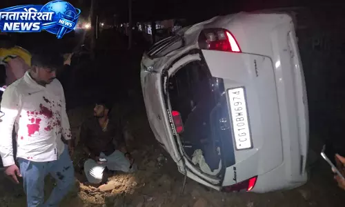 CG: तेज रफ्तार कार पलटी, बारात से लौट रहे दो लोग घायल