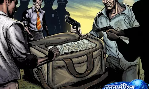 ज्वेलरी शॉप में एक करोड़ की डकैती, ग्रामीणों ने दो अपराधियों को दबोचा ज्वेलरी शॉप में एक करोड़ की डकैती, ग्रामीणों ने दो अपराधियों को दबोचा
