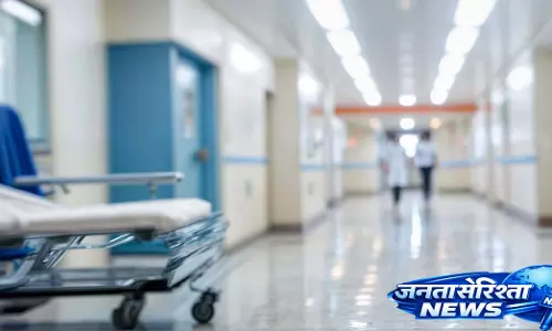 Bihar: बगहा अस्पताल में सिक्योरिटी गार्ड ने मरीज को टांके लगाए, वीडियो वायरल Bihar: बगहा अस्पताल में सिक्योरिटी गार्ड ने मरीज को टांके लगाए, वीडियो वायरल