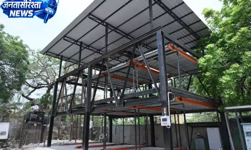 नगर निगम मुख्यालय में हाईड्रोलिक पजल कार पार्किंग सिस्टम शुरू