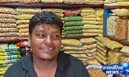 झालमुरी वेंडर की Irony: बगल की दुकान पर कॉल किया, विक्रम से बात नहीं हो पाई झालमुरी वेंडर की Irony: बगल की दुकान पर कॉल किया, विक्रम से बात नहीं हो पाई