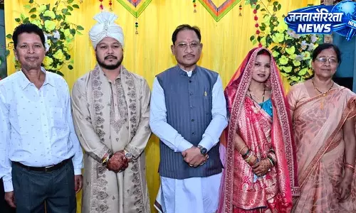 मुख्यमंत्री विष्णुदेव साय ने भतीजे के विवाह में शामिल होकर नवदंपति को दिया आशीर्वाद मुख्यमंत्री विष्णुदेव साय ने भतीजे के विवाह में शामिल होकर नवदंपति को दिया आशीर्वाद
