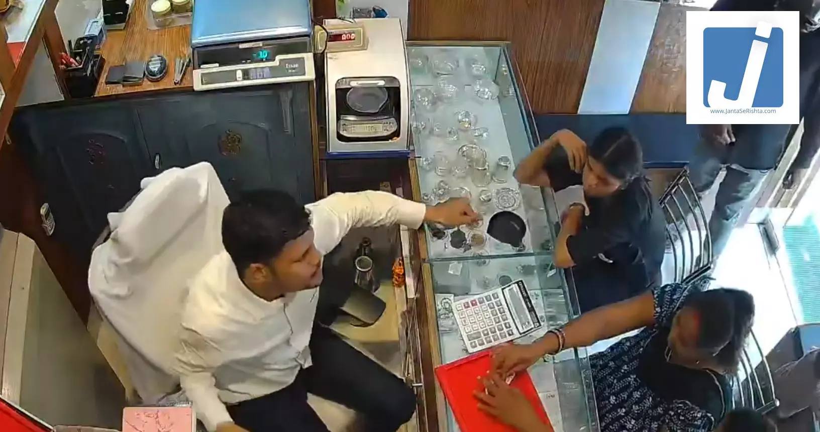 बड़ी लूट का LIVE वीडियो...20 लाख के गहने ले गए बड़ी लूट का LIVE वीडियो...20 लाख के गहने ले गए