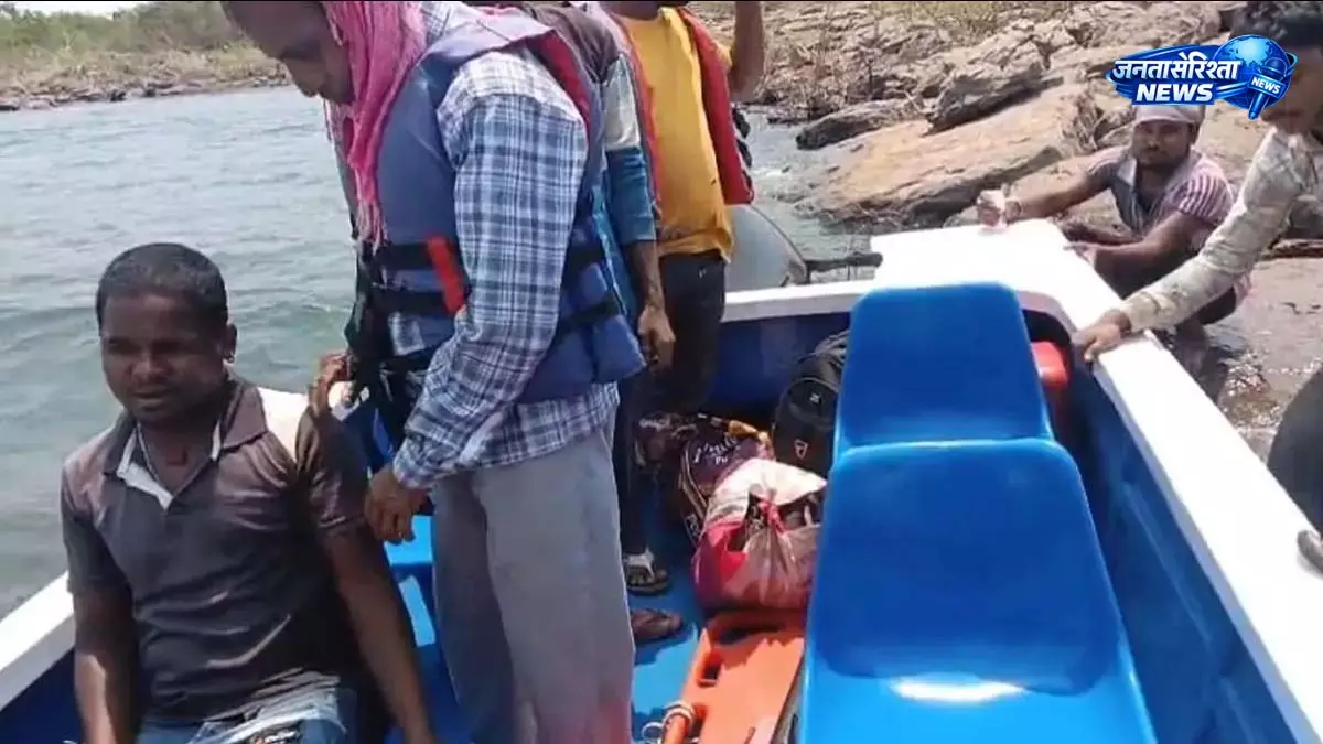 सांप के स्पर्श से मजदूर की तबीयत बिगड़ी, वाटर एंबुलेंस की सुविधा से बची जान सांप के स्पर्श से मजदूर की तबीयत बिगड़ी, वाटर एंबुलेंस की सुविधा से बची जान