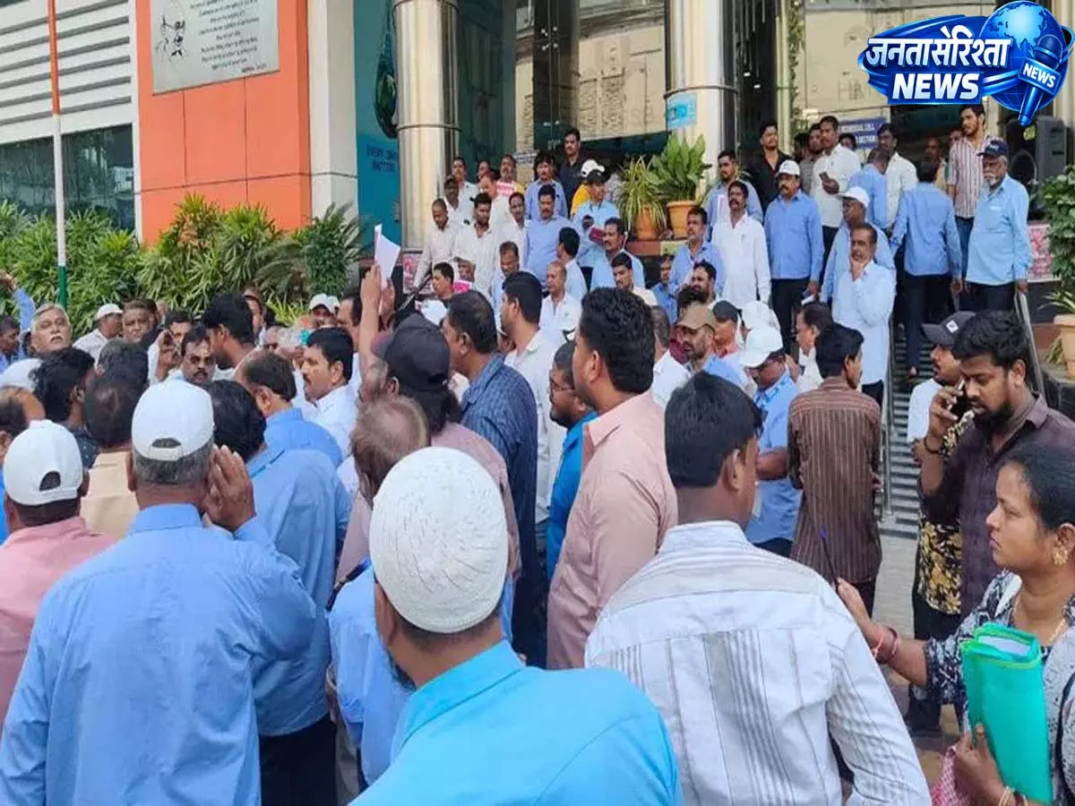 वाटर वर्क्स कर्मचारी यूनियन का विरोध: HMWSSB में ट्रांसफर नीति और यूनिफॉर्म की कमी पर प्रदर्शन वाटर वर्क्स कर्मचारी यूनियन का विरोध: HMWSSB में ट्रांसफर नीति और यूनिफॉर्म की कमी पर प्रदर्शन