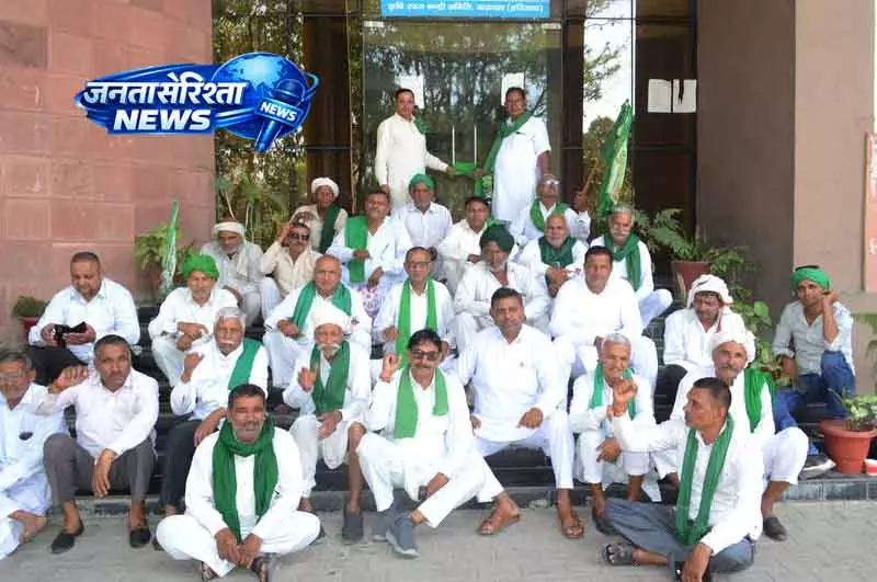 Karnal में किसानों का विरोध, मार्केट कमेटी का गेट बंद किया Karnal में किसानों का विरोध, मार्केट कमेटी का गेट बंद किया