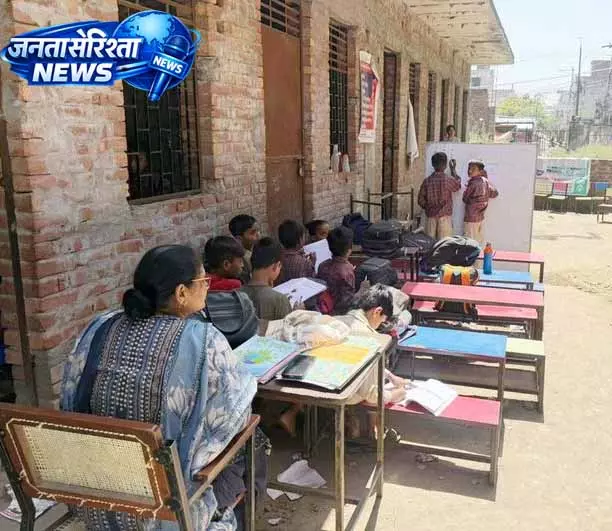 Ludhiana: 400 छात्र खुले में बैठे, 39°C तापमान में पढ़ाई का संघर्ष Ludhiana: 400 छात्र खुले में बैठे, 39°C तापमान में पढ़ाई का संघर्ष