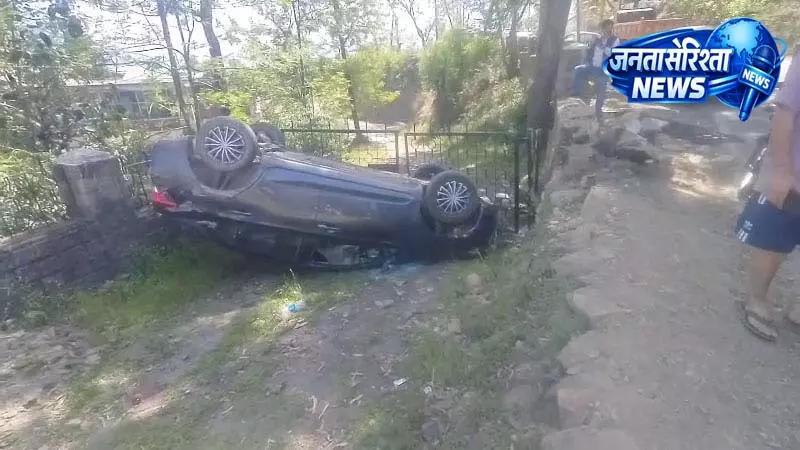 नौणी पंचायत में सड़क हादसा, स्टीयरिंग लॉक होने से कार अनियंत्रित होकर नीचे गिरी नौणी पंचायत में सड़क हादसा, स्टीयरिंग लॉक होने से कार अनियंत्रित होकर नीचे गिरी
