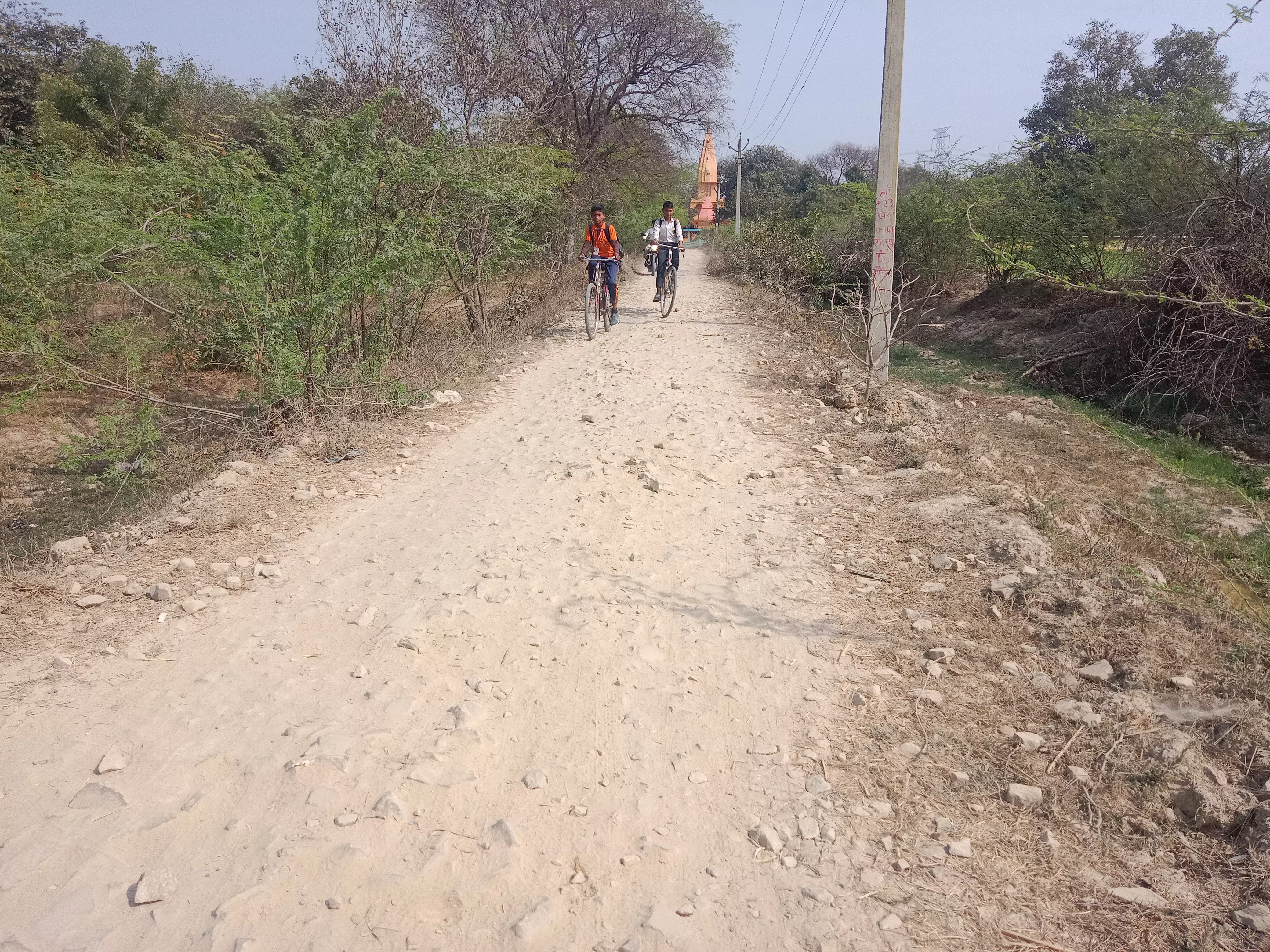 Farrukhabad: वार्ड-2 में जर्जर सड़क बनी समस्या, लोगों का विरोध Farrukhabad: वार्ड-2 में जर्जर सड़क बनी समस्या, लोगों का विरोध