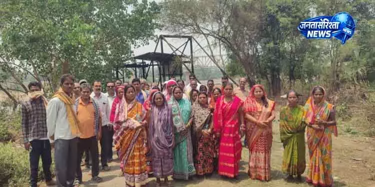 Jharsuguda में पावर प्लांट द्वारा पानी उठाने पर विरोध प्रदर्शन Jharsuguda में पावर प्लांट द्वारा पानी उठाने पर विरोध प्रदर्शन