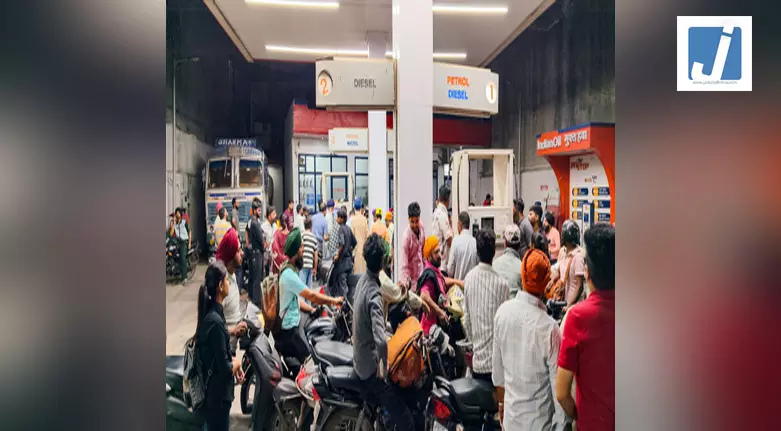 अमेरिका, यूएई, ऑस्ट्रेलिया और पाकिस्तान में ईंधन की कीमतों में भारी वृद्धि के बावजूद भारत में कीमतें स्थिर अमेरिका, यूएई, ऑस्ट्रेलिया और पाकिस्तान में ईंधन की कीमतों में भारी वृद्धि के बावजूद भारत में कीमतें स्थिर