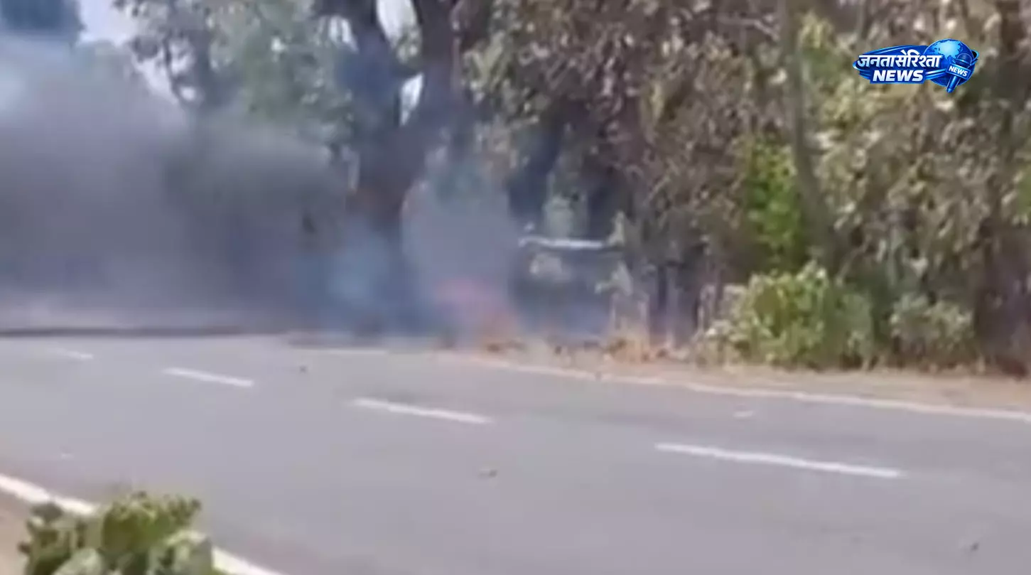 एक्सीडेंट के बाद बोलेरो में लगी आग, ड्राइवर को नींद आने से हादसा एक्सीडेंट के बाद बोलेरो में लगी आग, ड्राइवर को नींद आने से हादसा