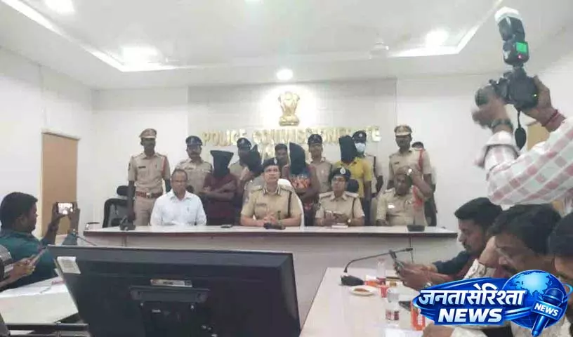 Warangal Commissionerate की सीमा में 2 करोड़ रुपये मूल्य का हैश ऑयल जब्त Warangal Commissionerate की सीमा में 2 करोड़ रुपये मूल्य का हैश ऑयल जब्त