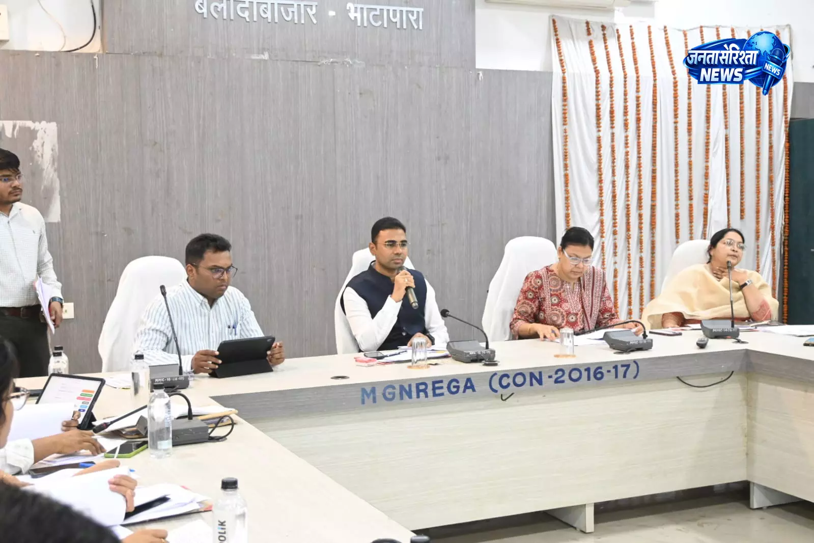 कलेक्टर ने दिए निर्देश, सामुदायिक स्थानों पर अतिक्रमण हटाने करें कड़ी कार्यवाही कलेक्टर ने दिए निर्देश, सामुदायिक स्थानों पर अतिक्रमण हटाने करें कड़ी कार्यवाही