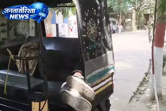 सड़क किनारे खड़ी कार से युवक का शव मिला, बोतलें बरामद सड़क किनारे खड़ी कार से युवक का शव मिला, बोतलें बरामद