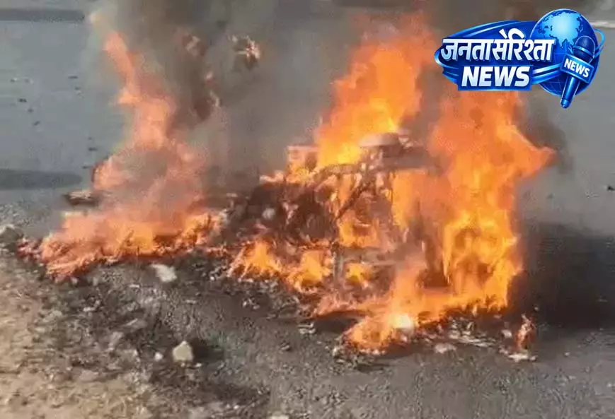 चलती इलेक्ट्रिक स्कूटी में लगी आग, युवक ने कूदकर बचाई जान चलती इलेक्ट्रिक स्कूटी में लगी आग, युवक ने कूदकर बचाई जान