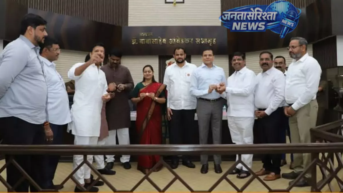 Thane : नगर निगम ने तालमेल बढ़ाने के लिए पार्षदों को आधिकारिक पहचान चिह्न बांटे Thane : नगर निगम ने तालमेल बढ़ाने के लिए पार्षदों को आधिकारिक पहचान चिह्न बांटे