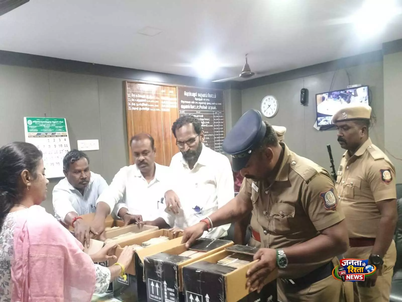 तमिलनाडु: पेरम्बलुर के पास DMK पदाधिकारी से 2.44 करोड़ रुपये नकद जब्त तमिलनाडु: पेरम्बलुर के पास DMK पदाधिकारी से 2.44 करोड़ रुपये नकद जब्त