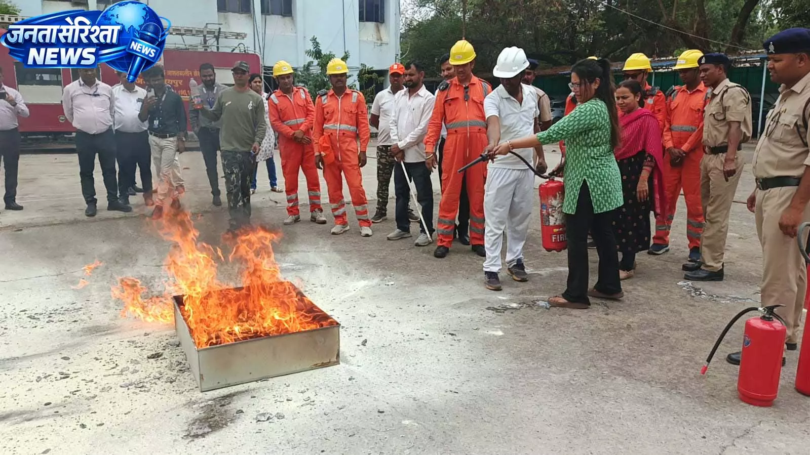 रायपुर में अग्निशमन सेवा सप्ताह के तहत SBI मुख्यालय में मॉकड्रिल रायपुर में अग्निशमन सेवा सप्ताह के तहत SBI मुख्यालय में मॉकड्रिल