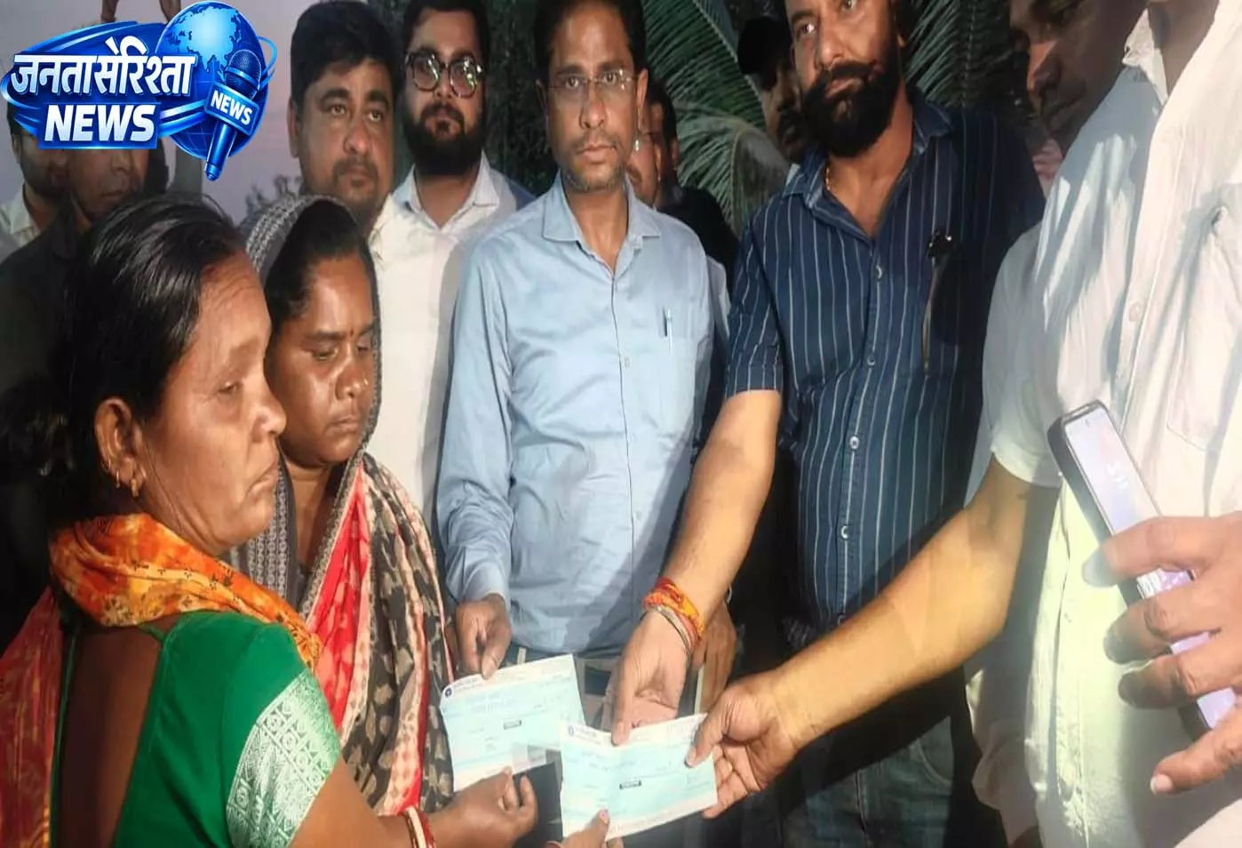 सड़क हादसे में मृतकों के परिजनों को राहत, प्रशासन ने दिए 25-25 हजार रुपये सड़क हादसे में मृतकों के परिजनों को राहत, प्रशासन ने दिए 25-25 हजार रुपये